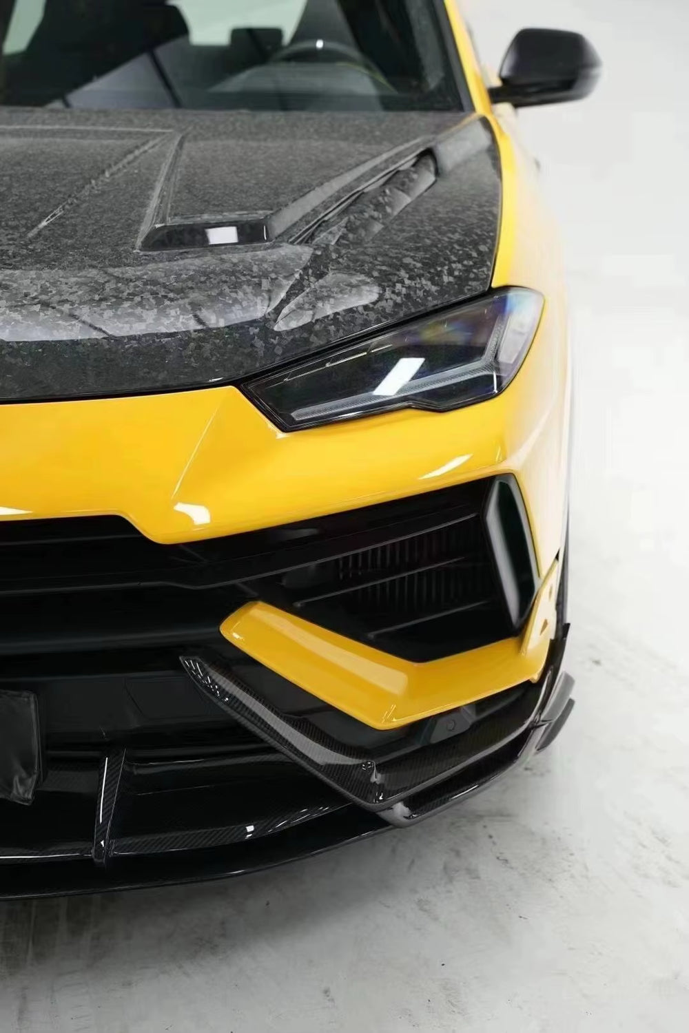 Upgrade TOP Style Dry Carbon Fiber Body Kit for Lamborghin URUS Front Lip Rear Diffuser Side Skirts Rear Spoiler Hood
