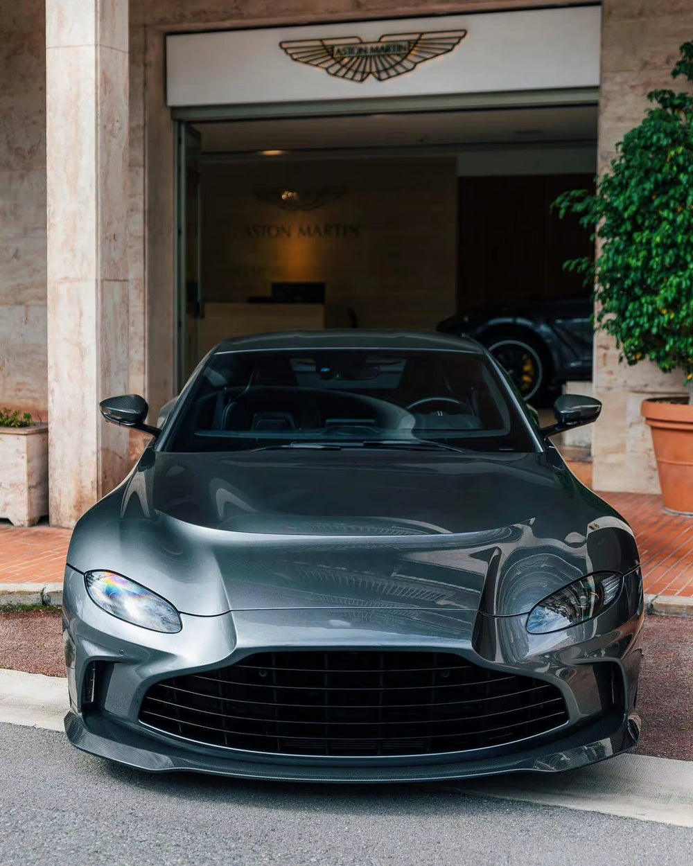 High-Quality Dry Carbon Fiber Body Kit for Aston Martin Vantage to Upgrade V12 Style Front Rear Bumper Side Skirt Hood